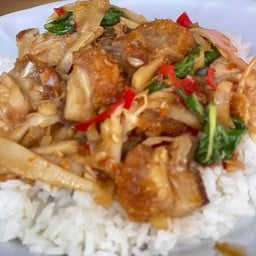 ข้าวกะเพราหน่อไม้ดองหมูกรอบ