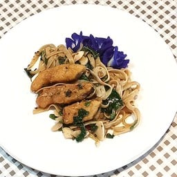 พาสต้าผัดกระเพราปลากระพงขาวทอดกรอบ