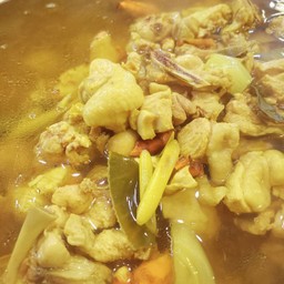 ไก่ต้มขมิ้น