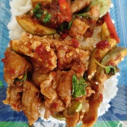 เจ้ทุม อาหารตามสั่ง ตลาดนัดเลียบทางรถไฟ