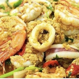 กุ้งหมึกผัดผงกระหรี่