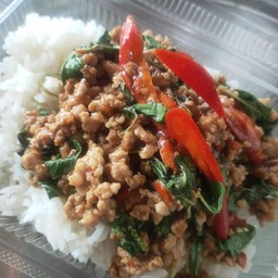 กระเพราหมูสับราดข้าว