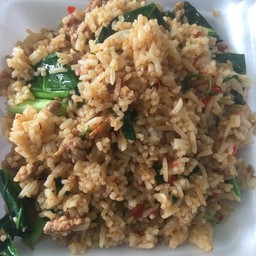 ข้าวกระเพราคลุกเลือกเนื้อสัตว์ใด้ (หมูชิ้น หมูสับ ไก่)