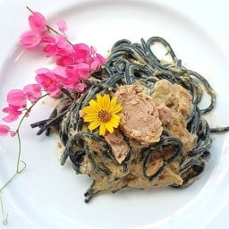 เส้นดำไวท์ซอสปลาทูน่าไวท์ซอส