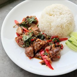 กระเพราหมูตุ๋นราดข้าว