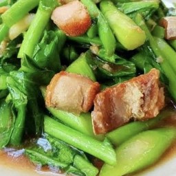 ผัดคะน้าหมูกรอบ