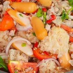 ยำเห็ดขาว + ไส้กรอก