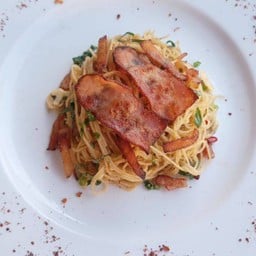 พาสต้าผัดพริกแห้งเบคอน