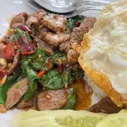 ข้าวกะเพราเนื้อพริกแห้ง + ไข่ดาว