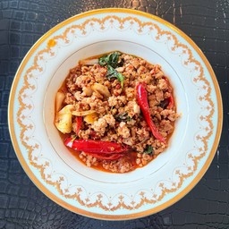 กระเพาหมูบดกับข้าว