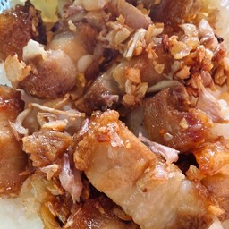 ข้าวหมูกรอบผัดกระเทียม