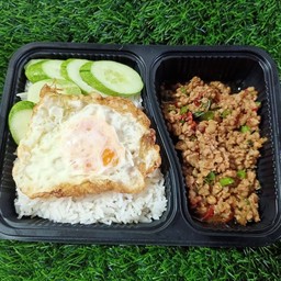 กระเพราหมูสับไข่ดาว