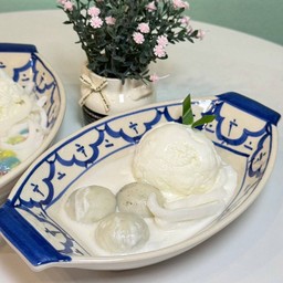 ไอศกรีมกะทิบัวลอยงาดำ