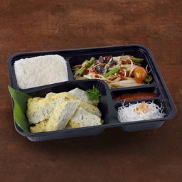 ยกกล่อง 1 (หมูยอทอดผักชีลาว + ส้มตำ)