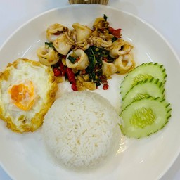 ข้าวกระเพราปลาหมึก