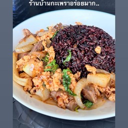 กระเพาไก่ชิ้นราดข้าวไร์เบอร์รี่