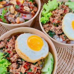 กะเพราหนวดหมึก  จิ้มจุ่ม ยำแซ่บ (ร้านTHON BAR)