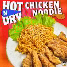 บะหมี่กึ่งสำเร๊จรูปพร้อมสะโพกไก่ชิ้นโตๆมาพร้อมผักสลัด อิ่มกำลังดี