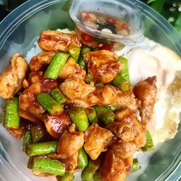 ข้าวผัดพริกแกงไก่
