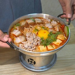 มาม่าหม้อไฟหมู