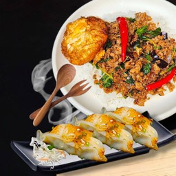 (เบนโตะ ไทย+ญี่ปุ่น) ข้าวผัดกระเพราหมูสับ หอมกระเพราแดง+ มังกรห่อทอง 3ชิ้น(เกี๊ยว)