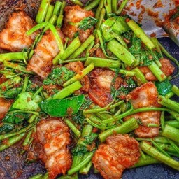 ข้าวพริกแกงผักบุ้งหมุกรอบ