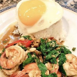 กระเพรากุ้งราดข้าว+ ไข่ดาว