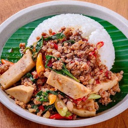 กะเพราหมูสับหมูยอคั่วกะทะเหล็ก ราดข้าว