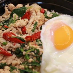 ข้าวกะเพราอกไก่สับ ผัดน้ำ ไข่ดาวน้ำ