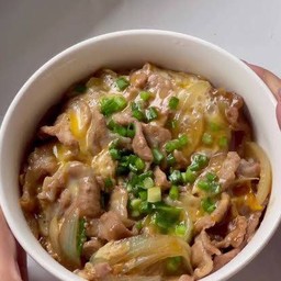 ข้าวหน้าหมูซอสญี่ปุ่น