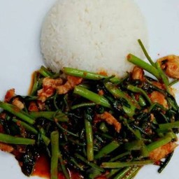 ข้าว + ผัดพริกแกงไก่ใส่ผักบุ้ง
