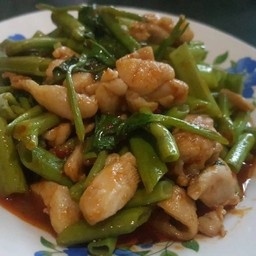 ผัดพริกแกงไก่ใส่ผักบุ้ง