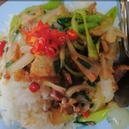ข้าวผัดพริกหมูกรอบ