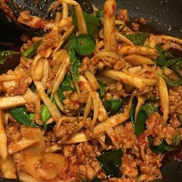 ผัดพริกแกงหน่อไม้ราดข้าว