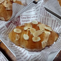 ครัวซองต์ คาราเมล อัลมอนด์