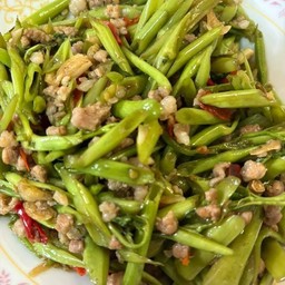 ข้าวราดผัดผักบุ้งหมูสับ