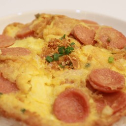 ข้าวไข่เจียว ไส้กรอกไก่