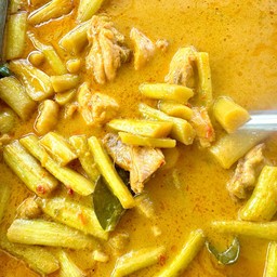 ข้าวราด แกงกะทิไก่/เอาะดิบ