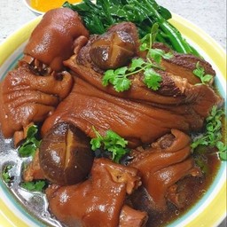 ขาหมูกับข้าวခါးမိုကခေါက်