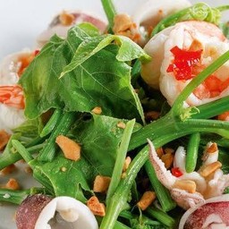 ยำยอดมะระกุ้งสด