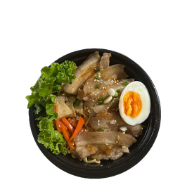 มาม่าคลุกซอสหมูสามชั้นสไลด์พร้อมไข่ต้ม(ครึ่งลูก)