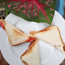 ขนมปังปิ้งใส้ทะลัก