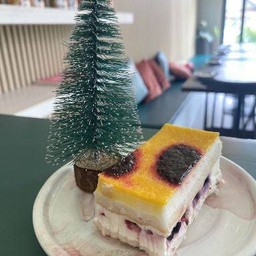 RED FRUITS LAYER CAKE