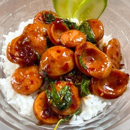 ข้าวกะเพราไส้กรอกจั้มโบ้หนังกรอบ