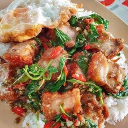 กระเพราหมูกรอบ