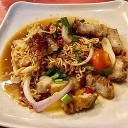 ยำมาม่าหมูกรอบ