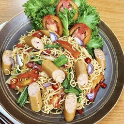 ยำมาม่าไส้กรอกรมควัน