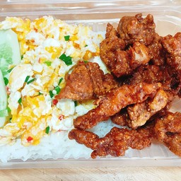 ข้าวหมูคลุกฝุ่น ( คลุกฝุ่นแล้วจะกินได้อ่อ...กินได้สิ อร่อยด้วยนะ ไม่เชื่อหรอ..ลองสั่งสิ )