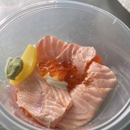 ข้าวญี่ปุ่นแซลม่อนเบิร์นไฟ+ไข่ปลา