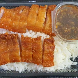 ข้าวหมูสามชั้นทอดน้ำจิ้มแจ่ว